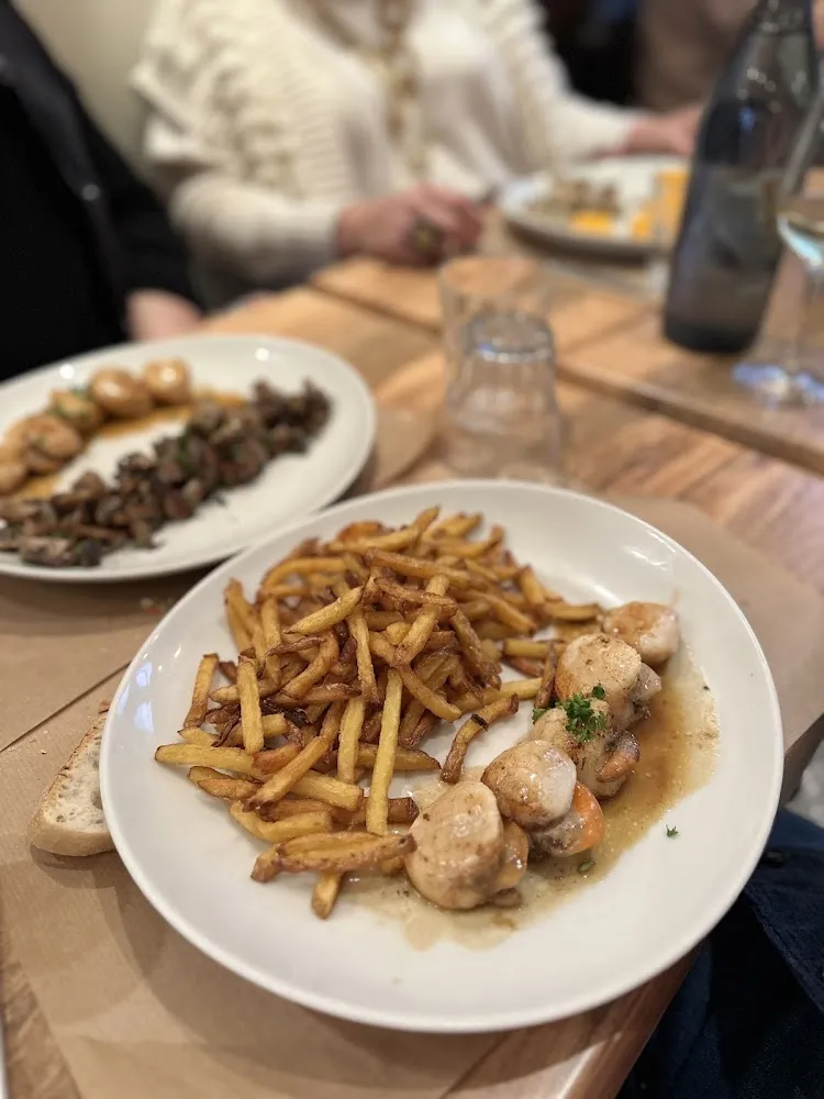 Les Coquilles Saint-Jacques Déglacés Au Cognac Et Des Frites Maison À Ce Damner